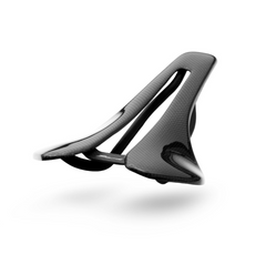 Berk Ploh bicycle saddle, handmade in Slovenia by Berk-Composites, rear view displaying carbon weave