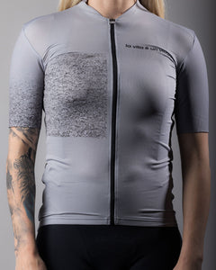 APPROVED CYCLING SUMMER CYCLING JERSEY ITALY LTD. W - Grey: rear view, pocket layout, reflective elements, on-bike position