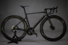 Nich Legend integrated handlebar, highlighting ergonomic design and aerodynamic efficiency for aggressive riding positions.