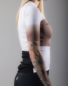 APPROVED CYCLING SUMMER CYCLING JERSEY Approved Core 2 - side profile, aerodynamic cut, optimal ventilation zones