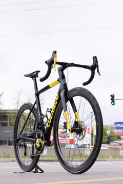 Colnago V3RS TDF LTD Pogačar signed bike: detailed view of drivetrain, high-performance gears, smooth shifting.