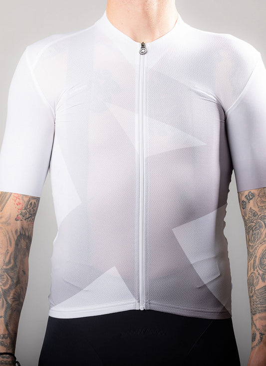 Men's APPROVED CYCLING Fundamental LTD. cycling jersey. Rear view, three-pocket system for optimal storage capacity.